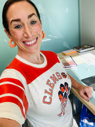 Kelly Weidman's Instagram, Twitter & Facebook