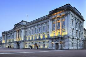 The palace has a helicopter landing area, a lake, and a tennis court. Buckingham Palace In London Grossbritannien Franks Travelbox