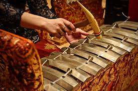 Dalam pagelaran musik gamelan, biasanya terdapat dua jenis demung, yaitu demung dengan nada pelog dan slendro. Mengenal Rindik Alat Musik Tradisional Bali