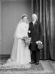 We did not find results for: Brautmode Hochzeitsmode 1930er Jahre Mediendatenbank