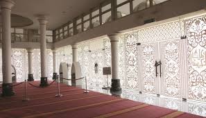 Setiap negara islam mempunyai identiti yang tersendiri bahkan itulah yang diterapkan ke dalam pembinaan sesebuah masjid, menggabungkan kesenian tempatan dan seni bina arab. Masjid Kristal Terengganu Blogalzahri