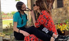 Δείτε τις 20 + 1 τρυφερές. Despoina Bandh Ti Sxesh Exei Me Ta Paidia Ths Kai Poso Aysthrh Mama Einai Vid Mothersblog Gr