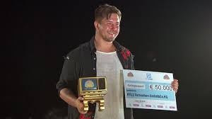 Dafür wird cathy hummels von fans kritisiert. Wegen Kampf Der Realitystars Kevin Pannewitz Verliert Job Promiflash De