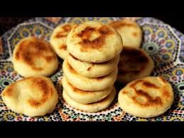 Alia S Tips Batbout How To Make Little Moroccan Breads Maroc Desert Experience Tours Http Www Marocdesertexperience Com Morrocan Food Food Moroccan Food