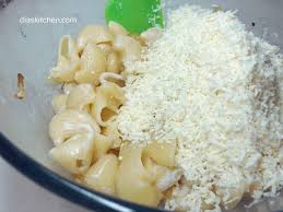 Se fierb pastele in apa cu sare, respectand timpul de fierbere inscris pe ambalaj. Macaroane Cu BranzÄ De Oi Èi CeapÄ CÄlitÄ Dia S Kitchen