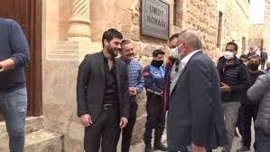 Turizm bakanı mehmet ersoy'un eşi pervin ersoy tepkilerin ardından fotoğrafı sildi ve olayın bir espriden ibaret olduğunu ifade etti. Kultur Ve Turizm Bakani Nuri Ersoy Un Esi Pervin Ersoy Midyat I Ziyaret Etti Son Dakika