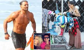 Baywatch filmiyle yıldızı parlayan 37 yaşındaki eski model loni willison, şimdilerde bambaşka bir hayat yaşıyor. Baywatch S Jeremy Jackson Works Out While Ex Wife Digs Through Trash Daily Mail Online
