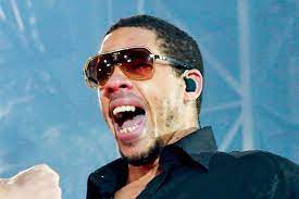 Faleafa sourit, dévoilant une dent en or que n'aurait pas reniée joey starr. Ntm Leur Nouvelle Reformation Est Elle Opportune