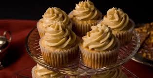 La Meilleure Recette De Creme Au Beurre A L Erable Icing Recipe Maple Syrup Recipes Frosting Recipes