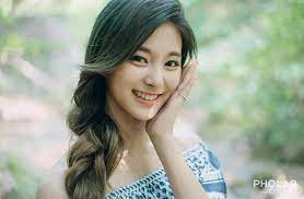 30day Kpop Challenge Day 24 Idol That I Think Is Overrated Is Tzuyu There Are Many More Of Them Twice Tzuyu Na Poses For Photos Kpop Girls Blog Photo