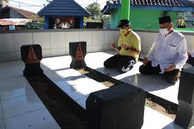 Jika gotong royong dilakukan sejak dini, rasa peduli. Gus Ipul Mas Adi Ikut Kerja Bakti Usung Semangat Gotong Royong Wartabromo