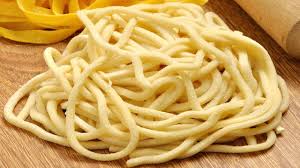 Usare la semola di grano duro con poca acqua calda mi ha permesso di ottenere una pasta con un'ottima tenuta di cottura. Troccoli Pugliesi Senza Uova Una Super Pasta Fresca Fatta In Casa