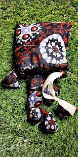 Penggunaan satu tali membolehkan wau ini mudah diterbangkan penarik tali ialah orang yang menarik talu wau manakala penggulung tali ialah orang yang menggulung tali wau yang telah ditarik oleh penarik tali. Batu Seremban Traditional Games Seremban Traditional