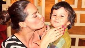 Ünlü manken ebru şallı'nın bir süredir lenfoma tedavisi gören 8 yaşındaki oğlu pars, dün akşam oğlunun hastalığını anlatmıştı. Ebru Salli Nin 8 Yasinda Vefat Eden Oglu Pars Icin Unlulerden Taziyeler