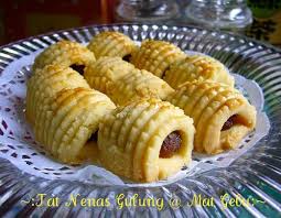 Salah satu elemen penting dalam menyambut lebaran sudah pastinya kuih raya yang akan dihidangkan kepada tetamu yang datang. Tat Nenas Gulung Dapur Tanpa Sempadan
