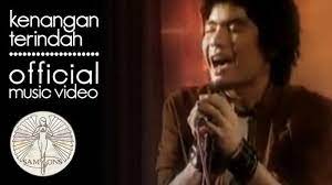 Semoga kita tetap saling bisa memahami sebuah arti cinta biar semua menjadi tertunda lirik.my.id merupakan website kumpulan lirik lagu baik indonesia maupun mancanegara. Chord Gitar Dan Lirik Lagu Kenangan Terindah Samsons Kunci Mudah Bila Yang Tertulis Untukku Tribunnews Com Mobile