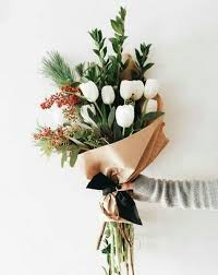 Our local florists craft fresh flower arrangements from daisy flowers, lily flowers, carnation flowers, hydrangea flowers, iris flowers, roses, sunflowers, and more! Pin By Sohyun Shin On Essenciais Flower Arrangements Flowers Bouquet Beautiful Flowers