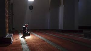 Akşam namazının vakti çıktıktan sonra başlayıp sabah namazının vakti girinceye kadar devam eden zamandır. Yatsi Namazi Saat Kacta Yatsi Namazi Nasil Kilinir Kac Rekattir Son Dakika Haberleri