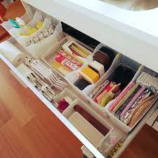 女性で 2ldkの隠す収納 シンデレラフィット 白化したい 収納 キッチンについてのインテリア実例を紹介 キッチンのシンクの下の引き出し 100均のファイルボックスとかごがシンデレラフィット なのに なんかごちゃごちゃに見える ここも白化したいなぁ お