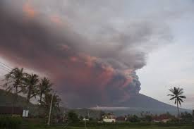 Pada hari jumat agung gereja memperingati sengsara dan wafat tuhan. Gunung Agung Bererupsi Bintang Stranger Things Jadi 10 Hari Di Bali