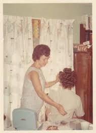 Epingle Par Moumdjian Sur Mode Des Annees 1970 Mode Des Annees 1970 Bigoudis Illustration
