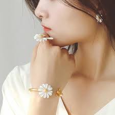 New Spring White Enamel Daisy Flower Vintage Elegant Simple Opening Rings  for Women Jewelry Party Gifts
