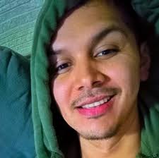 Benny Blanco sí tiene un gran gran corazón (guiño guiño 🍆) y el internet y  esta foto lo confirmarían 😳👇