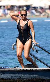 Barbadoslu şarkıcı, şarkı yazarı ve oyuncu olan rihanna, dünyanın en zengin müziyeni olarak başa geçti. Yonca Evcimik In Photoshop Suz Goruntuleri Ortaya Cikti Son Dakika Magazin