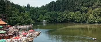 Hol intrare doua dormitoare camera de zi un hol mare din care se intra in toate incaperile bucatarie doua bai din care una are geam doua. Sovata Cazare Istoria Orasului Si A Lacurilor Sarate Vila Anna Sovata