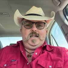 Despite what some think, country music has more than its share of talented  queer stars! 🤠