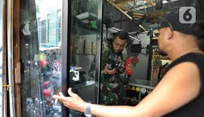 Beli kebutuhan rumah tangga kantor online berkualitas dengan harga murah terbaru 2021 di tokopedia! Foto Jual Beli Barang Bekas Di Tengah Pandemi Covid 19 Bisnis Liputan6 Com