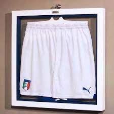 Cornice Per Pantaloncini In Doppio Vetro Internamente Gli Shorts Sono Appesi Mediante Una Gruccia E Non Aderiscono Ai Due Cornici Pantaloncini Sportivi Shorts