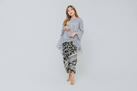 Tak terdapat pohon lain disekitarnya sebagai background ataupun subjek figuran. 33 Inspirasi Model Baju Kebaya Modern Untuk Wisuda Updated 2021 Bukareview