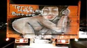 Misalnya saja pada foto bak truk yang diunggah di twitter oleh akun @ubaidullah_sdq. Truk Part 5 Tulisan Tulisan Lucu Dan Gokil Di Truk Youtube
