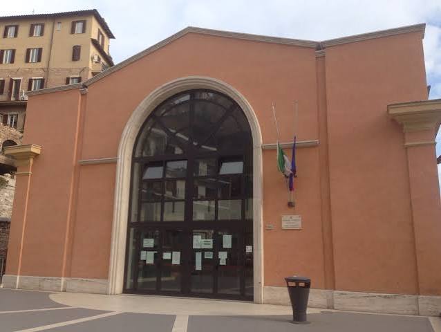 Violenza di gruppo in piazza, tre condanne