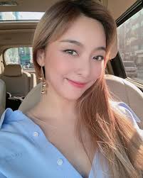 She made her debut on may 15, 2019 with the digital single binu. Luna Reveals That She S Alright With A Bright Selfie Following Human Documentary Controversy Allkpop