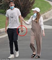 Emma stone, 32, is married to david mccary. Best Of Emma Stone On Twitter Oh Also Emma Stone And Dave Mccary Have Been Spotted Wearing Matching Gold Bands On Their Ring Fingers Making Us Believe They Already Got Married