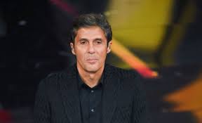 Padre di tre figli, definisce la il famoso cantante, luca barbarossa, definisce la sua vita privata molto serena. Luca Barbarossa L Episodio A Scuola Spaccai La Sedia Il Retroscena