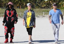Justin bieber was raised by a single mom. Justin Bieber S Dad Jeremy Pictured In Grass Skirt Enjoying 50k Allowance From Son Daily Mail Online