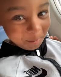 4-year-old hilariously calls out passenger for poor airplane etiquette