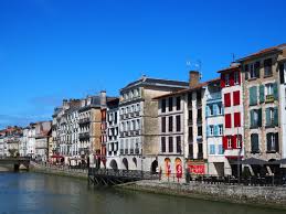 What travel means are available between biarritz airport and bayonne train station? Pays Basque Mon Carnet De Voyage A Bayonne Et Biarritz En 2 Jours