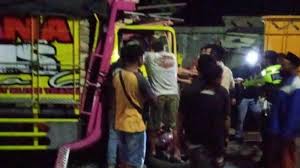 Loker soper truck jember hari ini : Kecelakaan Mobil Muatan Buah Sundul Bokong Truk Pasir Di Semarang Sopir Asal Jember Terjepit Tribun Jateng