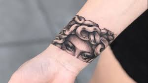 La Symbolique Des Tatouages Meduse What S Up Tattoo