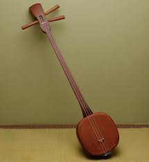 Alat musik gambusi memiliki 9 senar dan dibunyikan dengan cara dipetik. 10 Alat Musik Tradisional Jepang Yang Mesti Diketahui