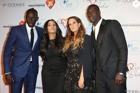 Omar sy belongs to black ethnicity and is of french nationality. Mamadou Sakho Et Sa Femme Majda Magui Omar Sy Et Sa Femme Helene Personnalites Au Gala Par Coeur Pour Les 10 Ans De L Association Cekedubonheur Au Pavillon D Purepeople