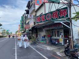 新冠肺炎病毒本土疫情擴大，台中市政府公佈又一例確診，確診者為重慶國小出現1名六年級。 據了解，小六生是跟阿嬤去 宜蘭 進香，之後出現發燒症狀。 ▲台中重慶國小小六童確診，中市公佈足跡赫然發現國小上課均未戴口罩。 （圖／翻攝自google地圖）. Gw Pfaymuprjkm