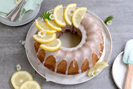 Quark, schmand, zucker, vanillinzucker, eigelb, sahnepudding, öl und milch vermengen und die creme auf den teig in der. Saftiger Zitronen Gugelhupf Mit Mohn Mein Keksdesign