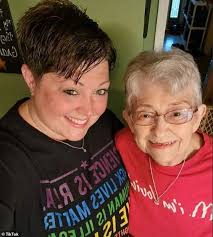 Abuela decidió tatuarse por primera vez a los 82 años y su nieta lo  registró para TikTok: "Apenas estoy empezando"