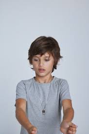 Coupe cheveux homme tendance cheveux longs femme cheuveux. T Shirt Manches Courtes Gris Coupe Cheveux Mi Long Garcon Coupe De Cheveux Garcon Coupes De Cheveux Garcons