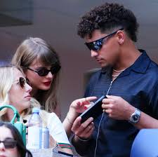 Taylor Swift, on Travis Kelce Podcast, Says She Ignores Internet Noise -  The New York Times